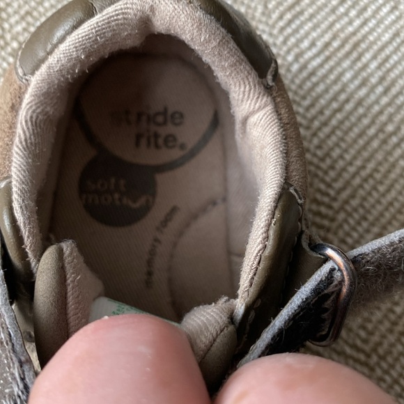 Stride Rite Boys Kylin Soft Sole Sneaker W/Memory Foam Insoles. Brown/Tan. SZ 4W - Picture 10 of 16